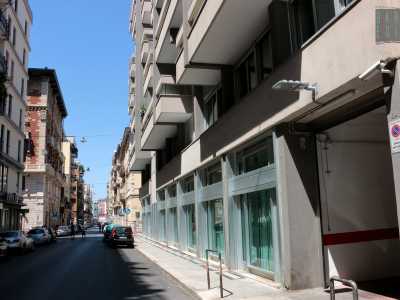 Il nostro punto di partenza � via Cairoli n.84, l� dove un tempo era presente Palazzo de Grecis, l�edificio che ospit� le segrete riunioni delle logge durante il Fascismo. Con Mussolini infatti la massoneria divent� illegale e si perpetu� una vera e propria �caccia alle streghe� nei confronti dei fratelli. Ora il palazzo non c�� pi�: � stato abbattuto e al suo posto sorge un�anonima struttura appartenente all�Inps